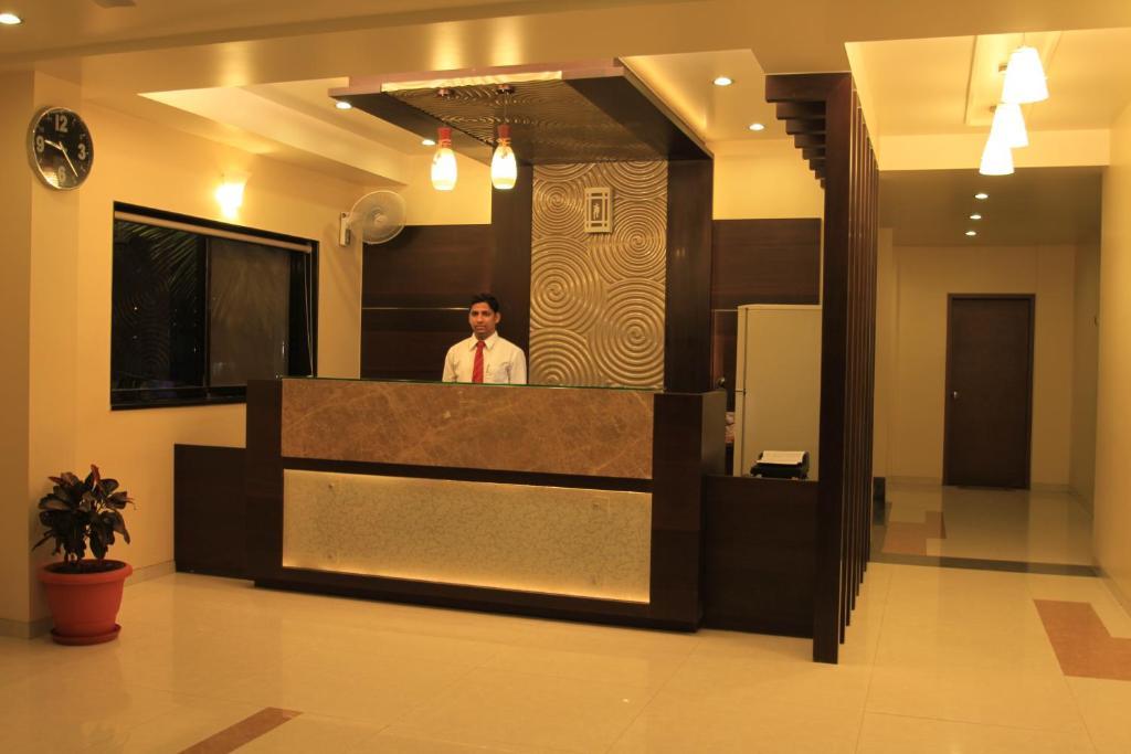 Hotel Sai Smaran Shirdi Bagian luar foto