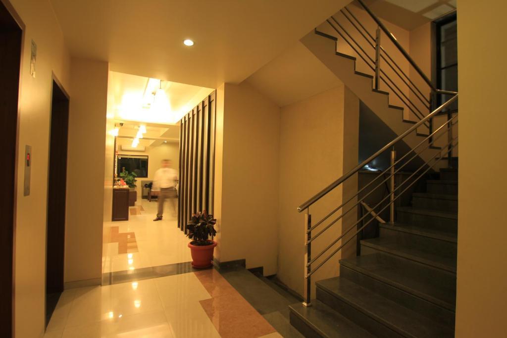 Hotel Sai Smaran Shirdi Bagian luar foto