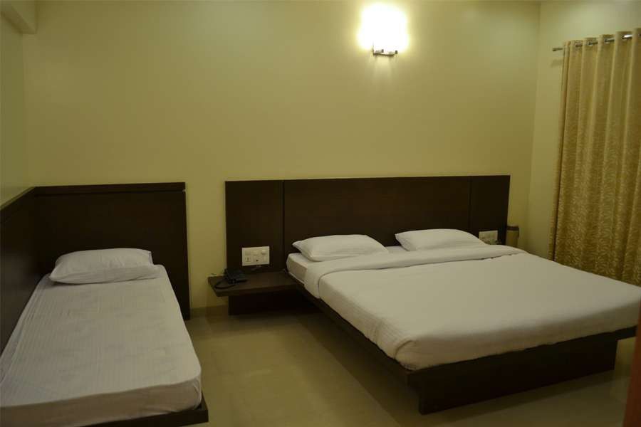 Hotel Sai Smaran Shirdi Bagian luar foto